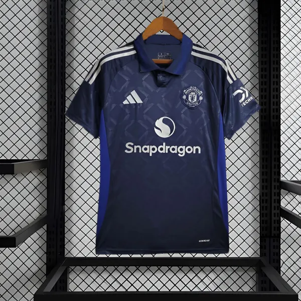 https://cdn-image.blitzshopdeck.in/ShopdeckCatalogue/tr:f-webp,w-600,fo-auto/62a42e46add4b4b9a1218edb/media/Manchester_United__Away_Soccer_Jersey_2024_25_ZCJK4RCSQK_2024-06-12_1.jpg__JERSEYKART