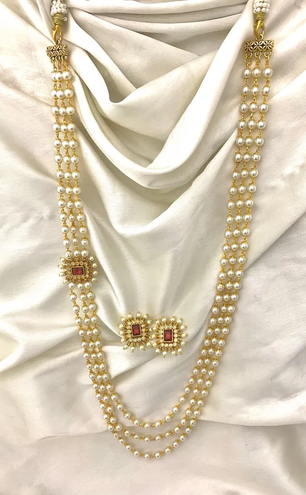EVANI_DELICATE_ONE_SIDE_PENDANT_3_LAYERED_PEARL_MALA_WITH_STUD_EARRING