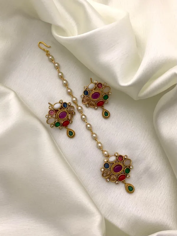 RUHI_NAVARATAN_TIKKA_WITH_EARRING
