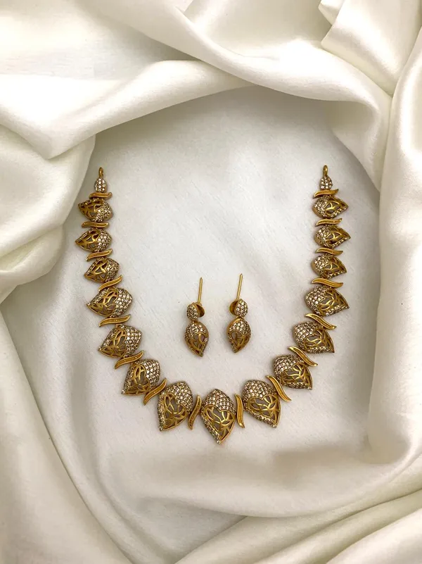 Jayana_leaf_Motif_Antique__Statement_Necklace_Set