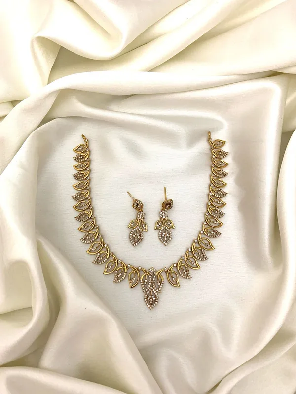 EZINA_AD_MATTE_NECKLACE_SET