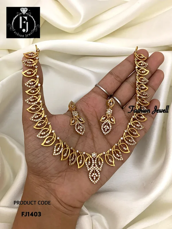 EZINA_AD_MATTE_NECKLACE_SET