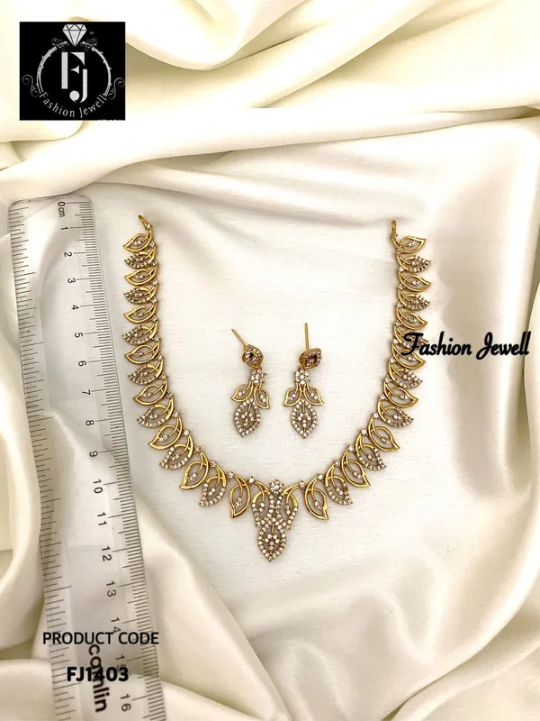 EZINA_AD_MATTE_NECKLACE_SET