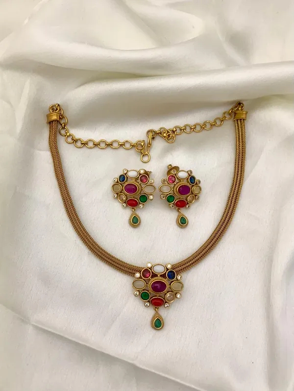 Moni_Navratna_Style_Necklace_Set