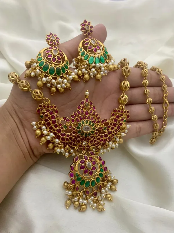 Ethnic_South_Indian_Style_Pendent_Style_Necklace_Set_For_Women.