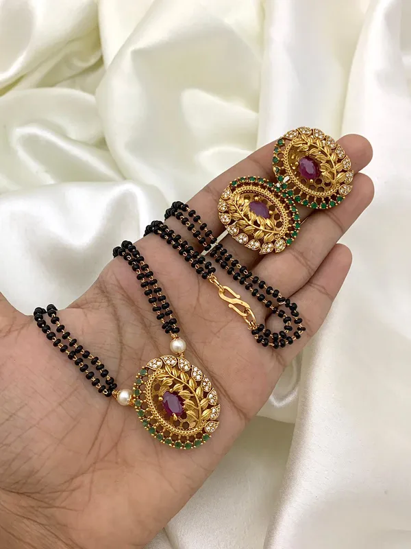 Stunning_Leaf_designed_Pendant_with_Earring_Mangalsutra_set