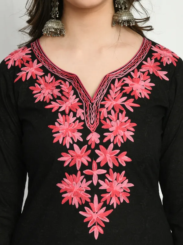 Riya_Women's_Trendy_Black_Embroidered_Kurta