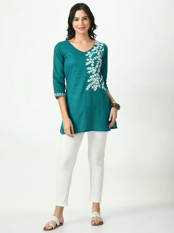 Riya_Rama_Green_White_Embroidered_Short_Kurti