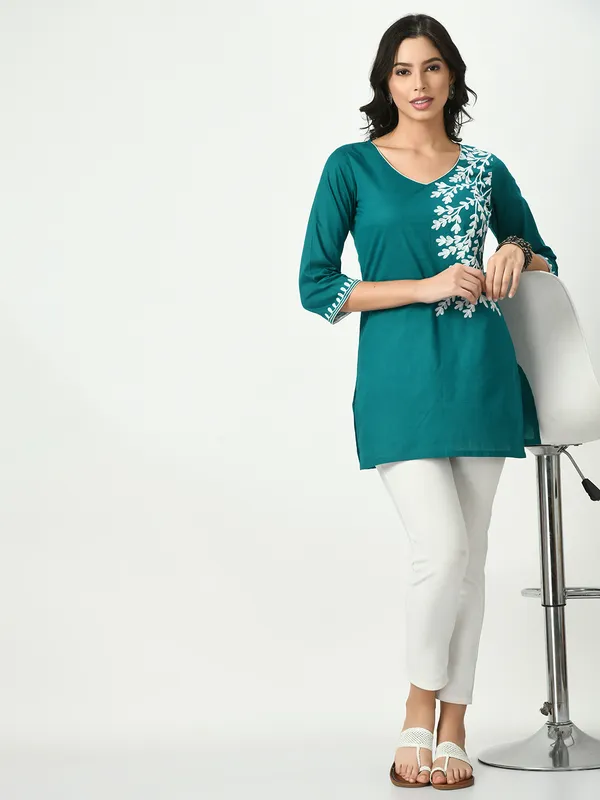 Riya_Rama_Green_White_Embroidered_Short_Kurti