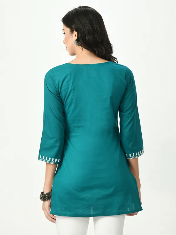 Riya_Rama_Green_White_Embroidered_Short_Kurti