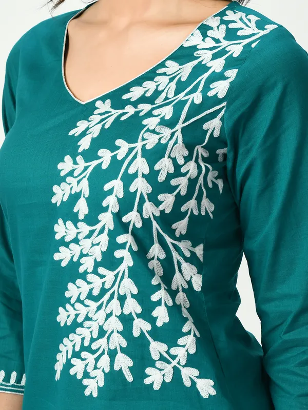 Riya_Rama_Green_White_Embroidered_Short_Kurti