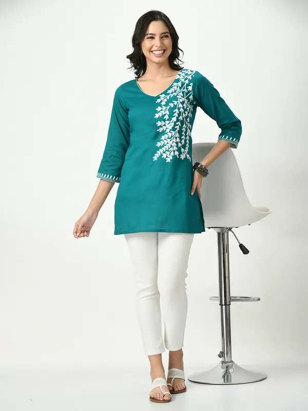 Riya_Rama_Green_White_Embroidered_Short_Kurti
