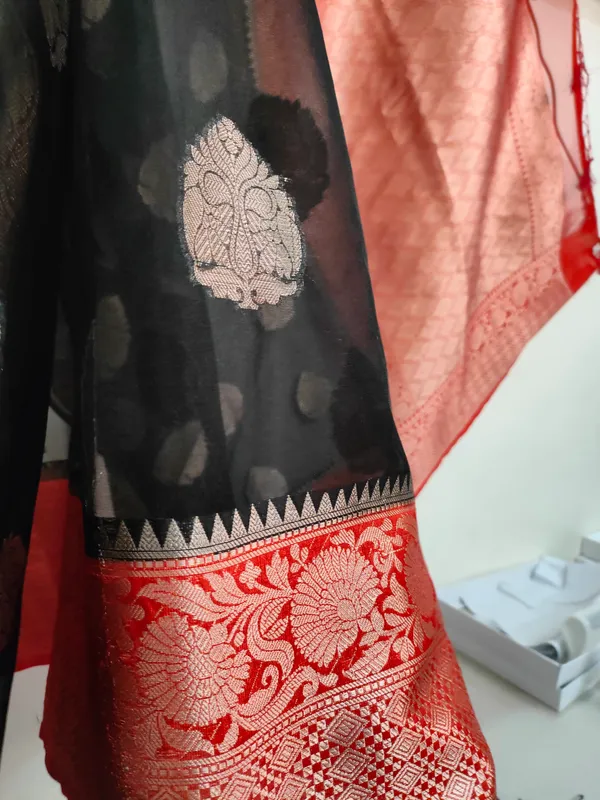 Semi_Faux_Banarasi_Saree_With_Blouse_faux_Gold_Zari_Buta/_BLACK
