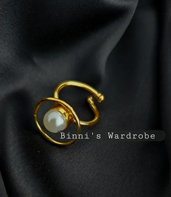 https://cdn-image.blitzshopdeck.in/ShopdeckCatalogue/tr:f-webp,w-600,fo-auto/637226b25b74f3d0e68c8c3a/media/Binnis_wardrobe_Gold_plated_Pearl_Finger_ring_with_Anti_tarnish__U3YWUT0O7M_2024-03-07_1.jpg__Binni's Wardrobe