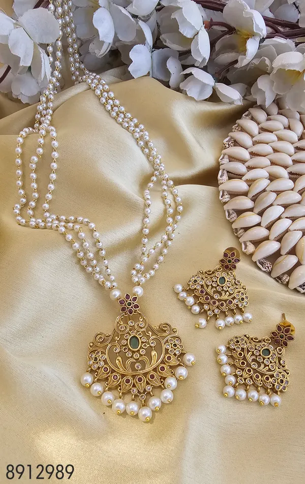 Pearl and gold set hotsell