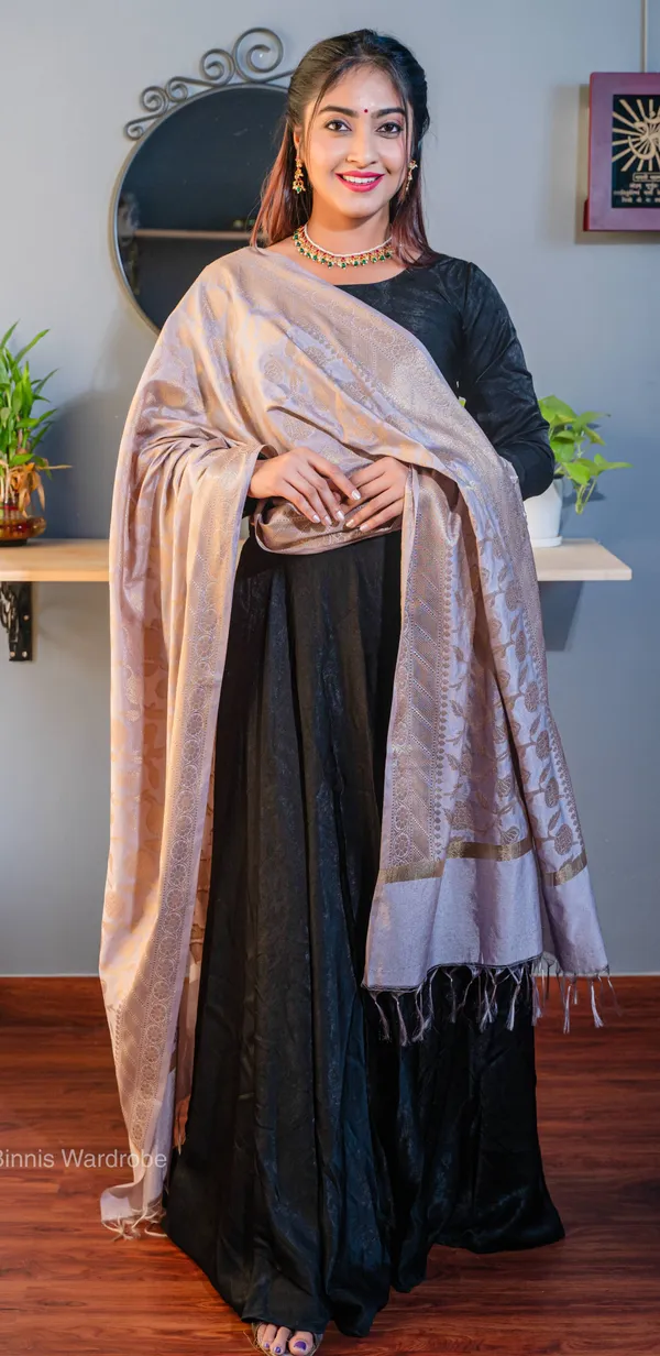 Pure_dupion_silk_Banarasi_handloom_Light_lilac_dupatta