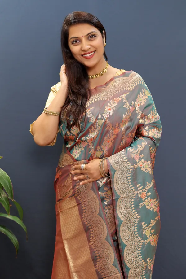 Women_Gold_Ethnic_Motifs_Zari_Celebrity_Banarasi_Sarees