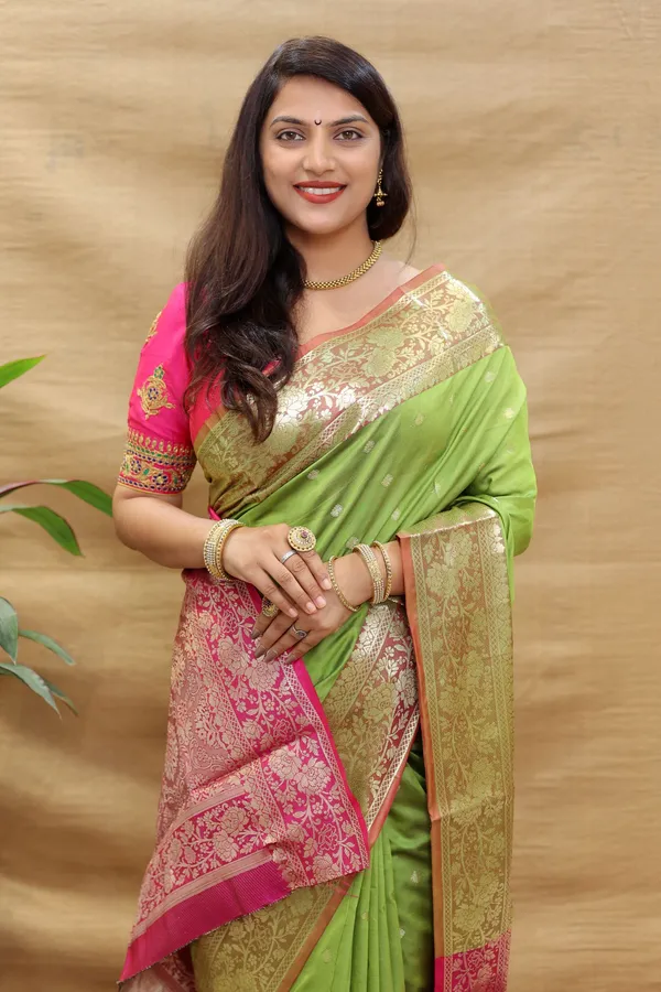Women's_Soft__Silk_Saree_With_Blouse_Piece