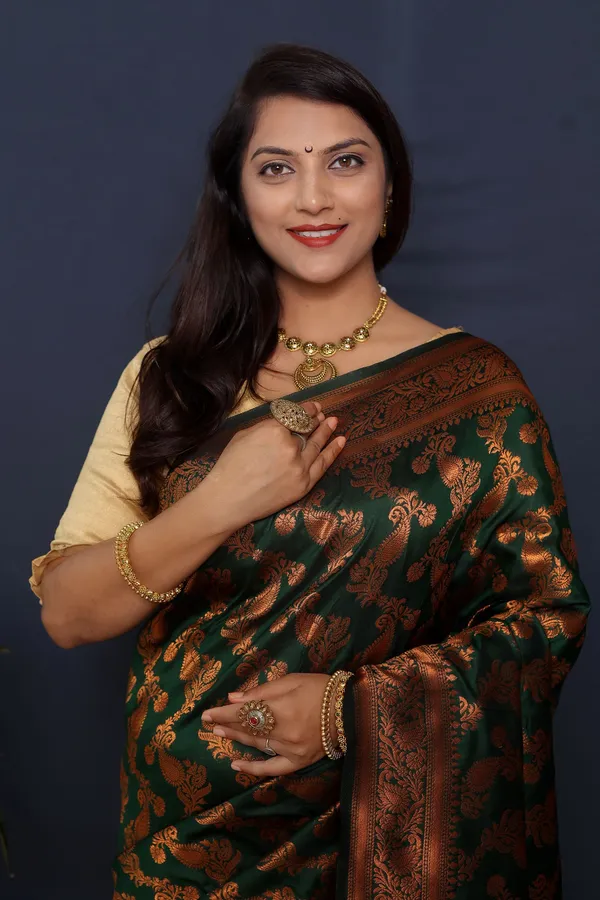 Women's_Kanjivaram_Soft_Silk_Saree_With_Blouse_Piece