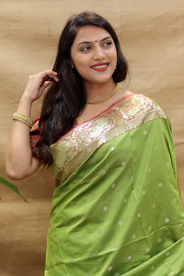 Women's_Soft__Silk_Saree_With_Blouse_Piece