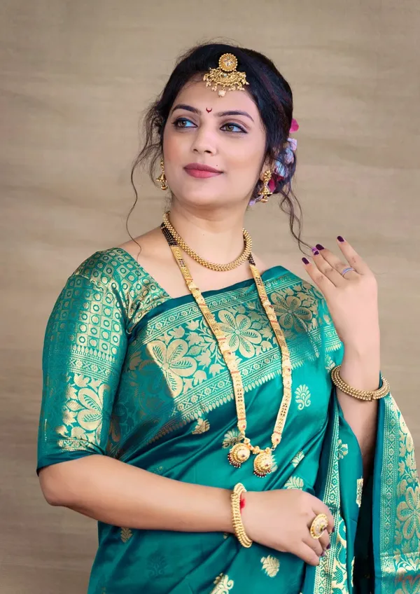 Desirable_Rama_Banarasi_Silk_Saree_With_Assemblage_Blouse_Piece