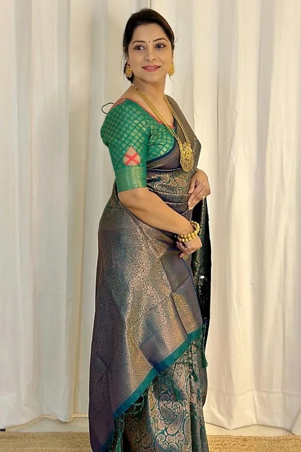 Dissemble_Green_Soft_Silk_Saree_With_Fairytale_Blouse_Piece