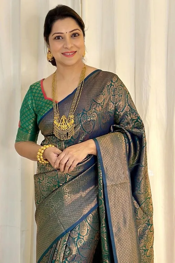 Dissemble_Green_Soft_Silk_Saree_With_Fairytale_Blouse_Piece