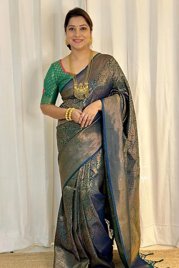 Dissemble_Green_Soft_Silk_Saree_With_Fairytale_Blouse_Piece
