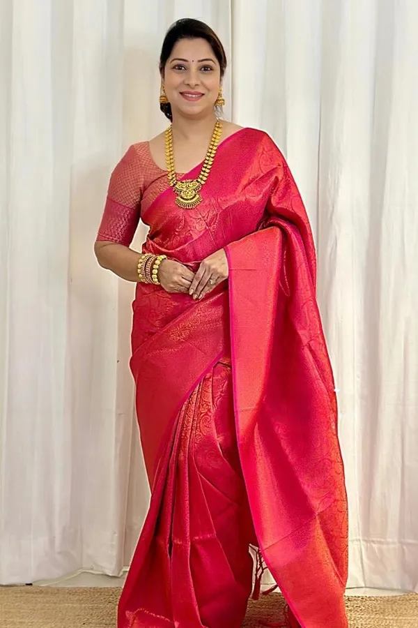 Glittering_Red_Soft_Silk_Saree_With_Unequalled_Blouse_Piece