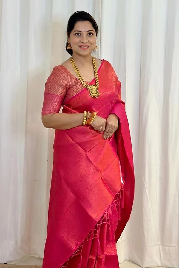Glittering_Red_Soft_Silk_Saree_With_Unequalled_Blouse_Piece