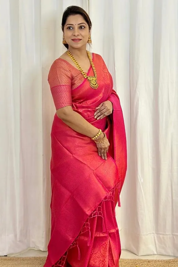 Glittering_Red_Soft_Silk_Saree_With_Unequalled_Blouse_Piece