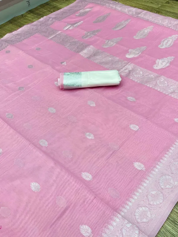 Gorgeous_Pink_Silk_Saree_With_Sizzling_Blouse_Piece