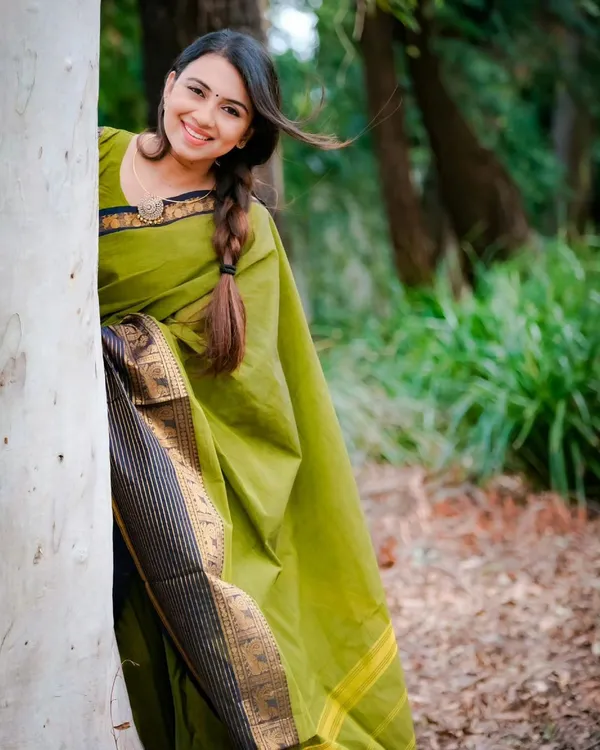 Groovy_Parrot_saree_With_Majesty_Blouse_Piece