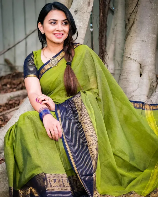 Groovy_Parrot_saree_With_Majesty_Blouse_Piece