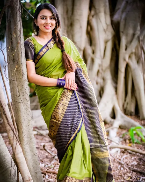 Groovy_Parrot_saree_With_Majesty_Blouse_Piece