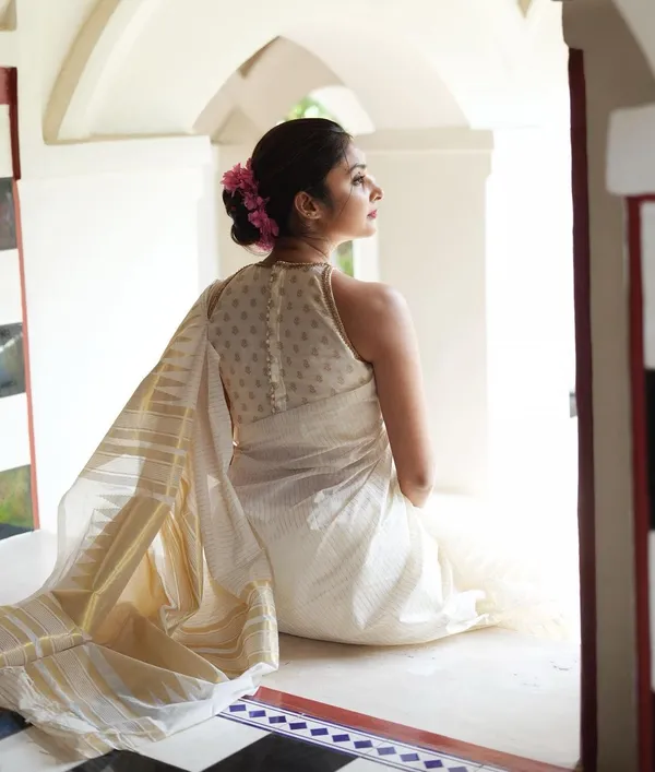 Outstanding_White_Silk_Saree_With_Deserving_Blouse_Piece