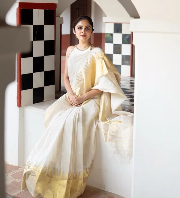 Outstanding_White_Silk_Saree_With_Deserving_Blouse_Piece