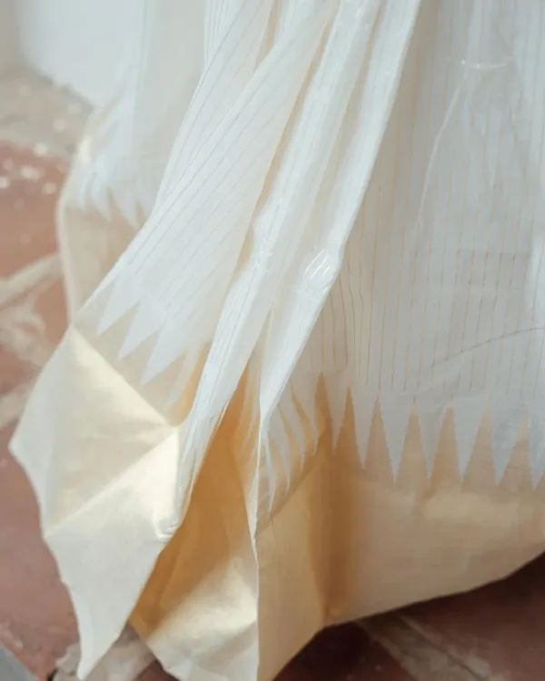Outstanding_White_Silk_Saree_With_Deserving_Blouse_Piece