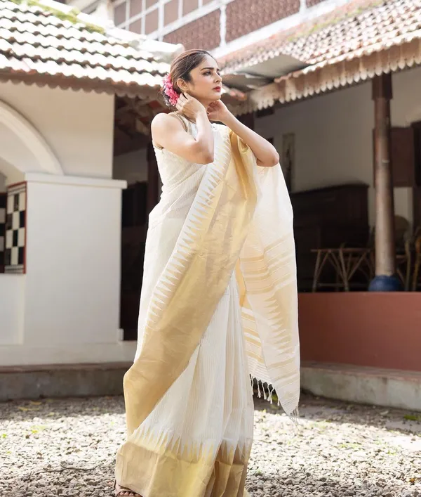 Outstanding_White_Silk_Saree_With_Deserving_Blouse_Piece