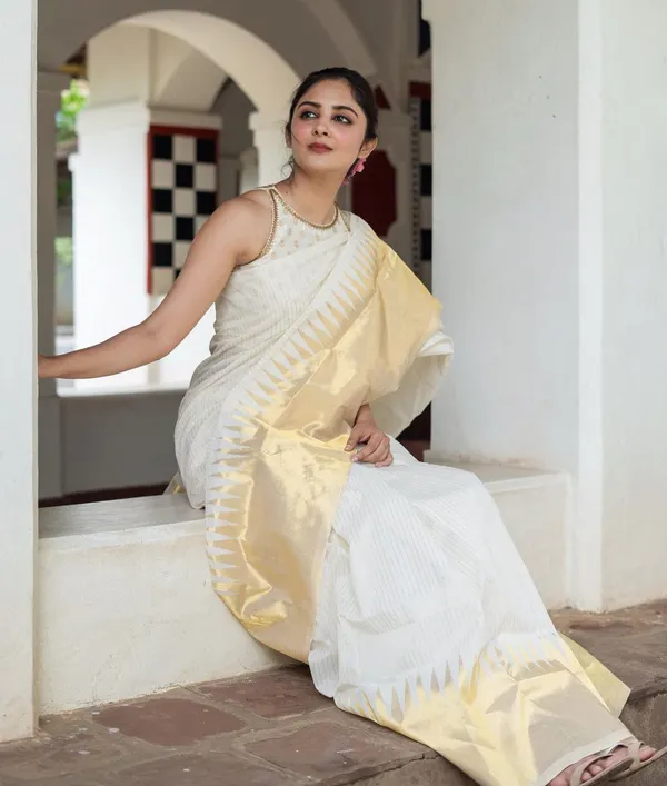 Outstanding_White_Silk_Saree_With_Deserving_Blouse_Piece