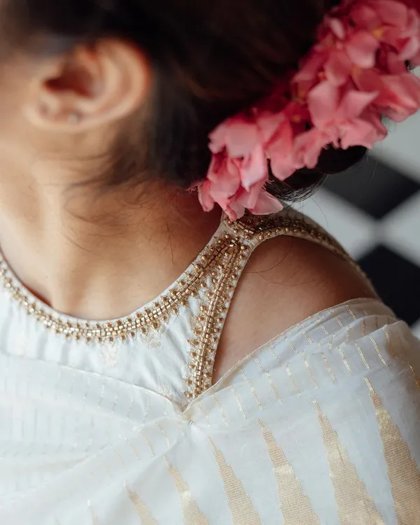 Outstanding_White_Silk_Saree_With_Deserving_Blouse_Piece