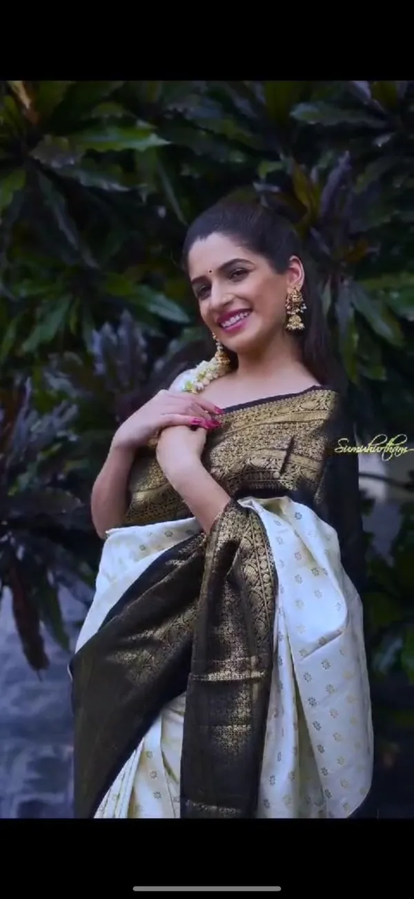 Outstanding_White_Soft_Silk_Saree_With_Snappy_Blouse_Piece