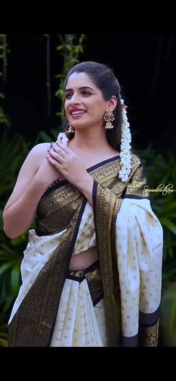 Outstanding_White_Soft_Silk_Saree_With_Snappy_Blouse_Piece