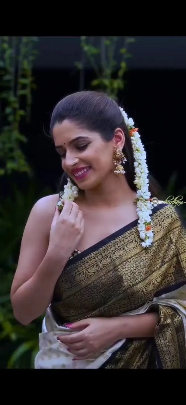 Outstanding_White_Soft_Silk_Saree_With_Snappy_Blouse_Piece