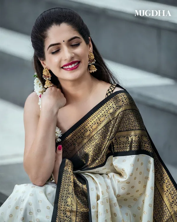 Outstanding_White_Soft_Silk_Saree_With_Snappy_Blouse_Piece