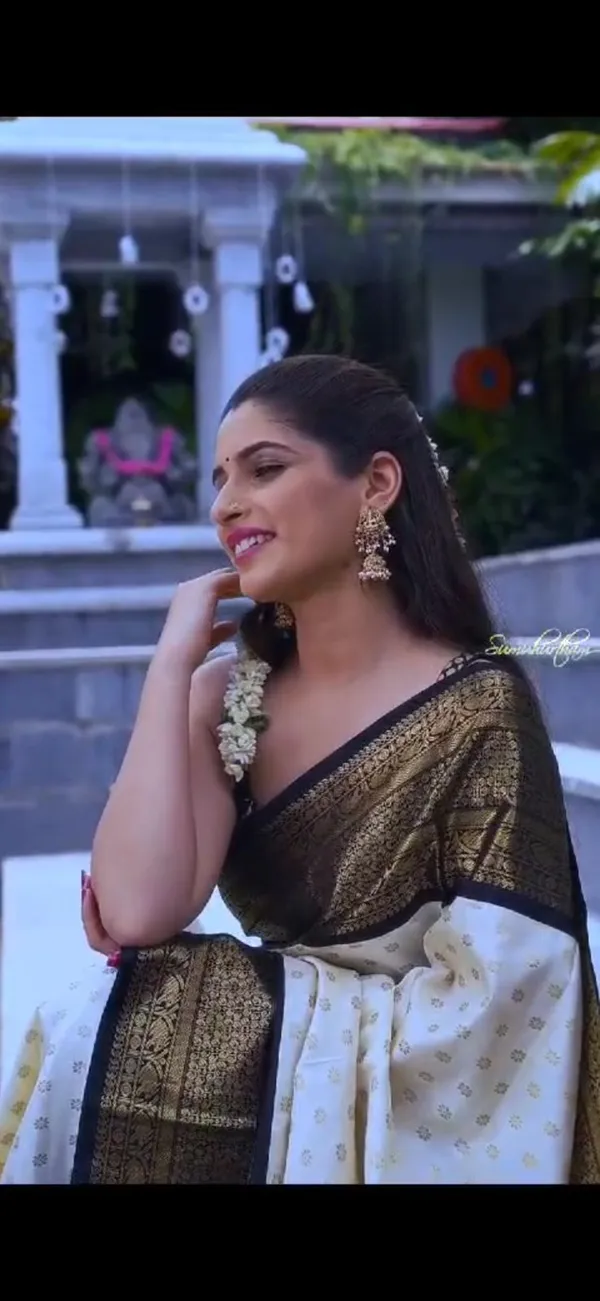 Outstanding_White_Soft_Silk_Saree_With_Snappy_Blouse_Piece