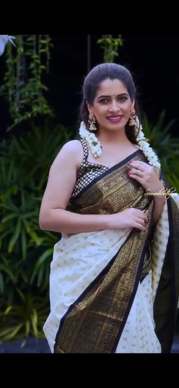 Outstanding_White_Soft_Silk_Saree_With_Snappy_Blouse_Piece