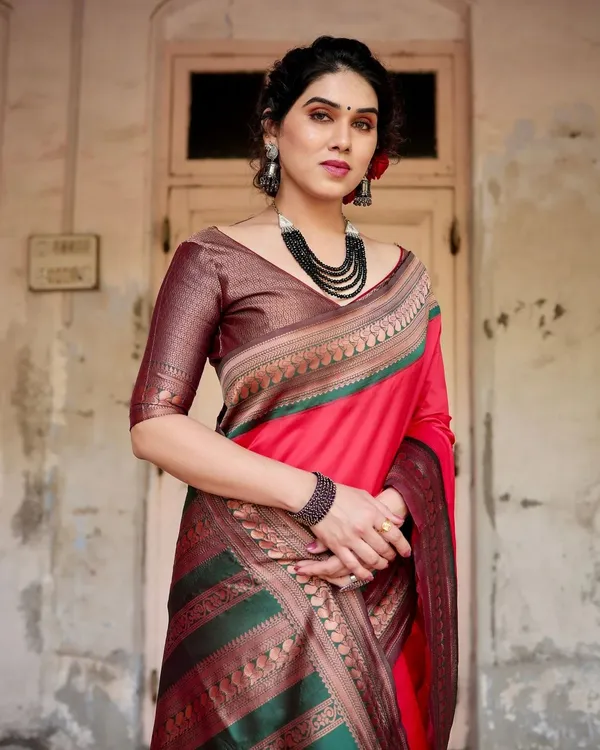 Phenomenal_Light_Pink_Soft_Silk_Saree_With_Dazzling_Blouse_Piece