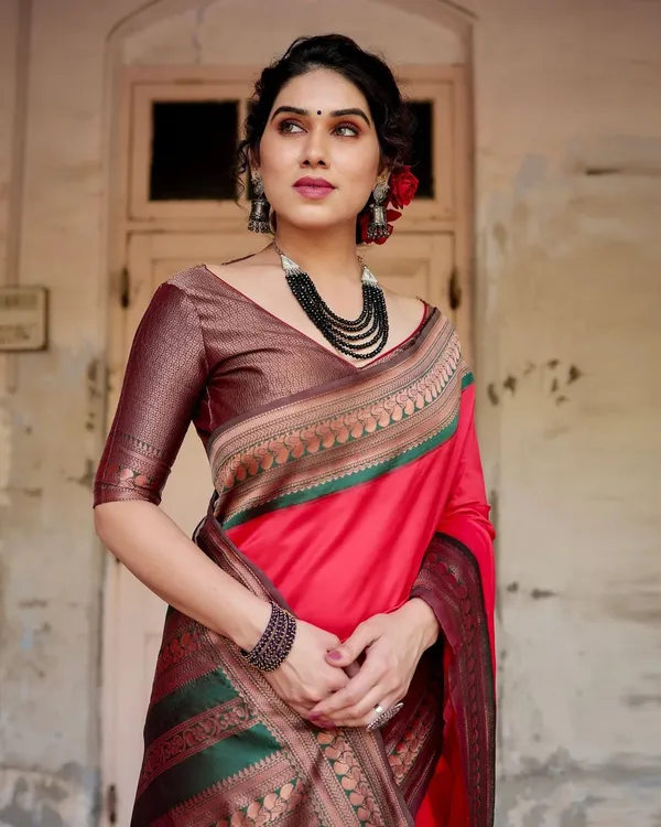 Phenomenal_Light_Pink_Soft_Silk_Saree_With_Dazzling_Blouse_Piece