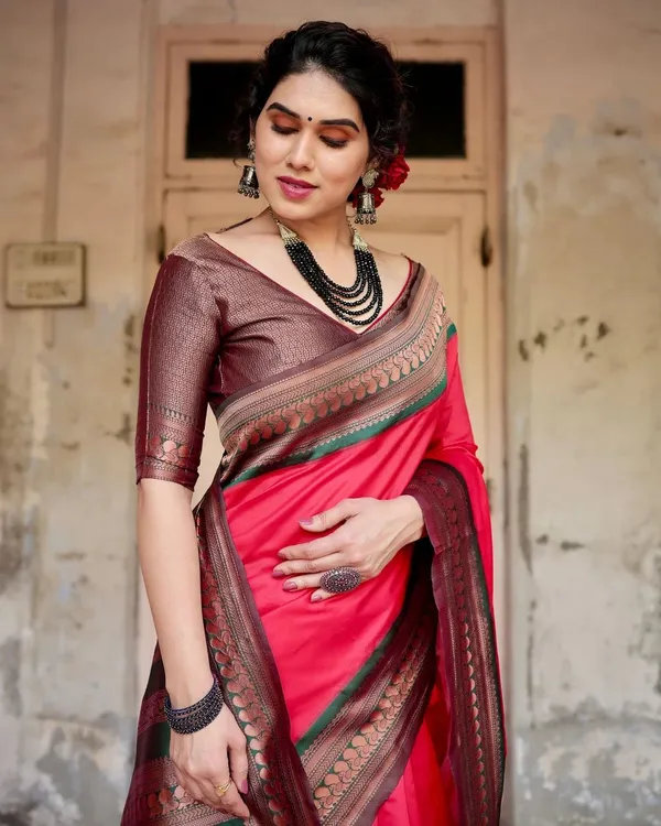 Phenomenal_Light_Pink_Soft_Silk_Saree_With_Dazzling_Blouse_Piece